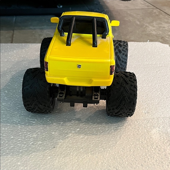 🚗 Remote Control Car Set - Yellow, Red, Gray - Picture 8 of 16